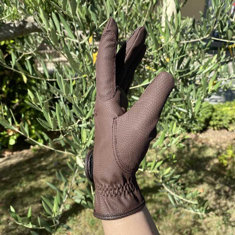 Luva castanha escura sintética com textura e punho elástico