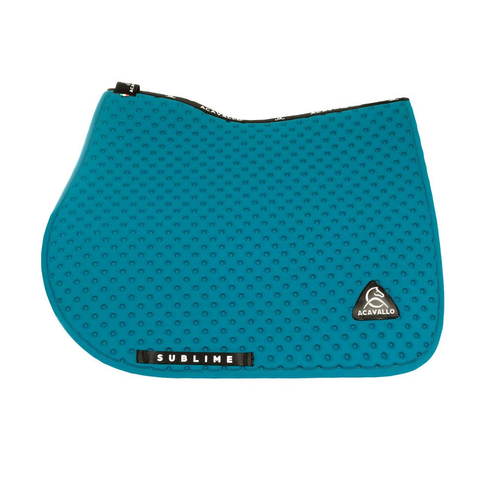 Tapete turquesa para sela de cavalo com textura pontilhada e etiquetas SUBLIME e ACAVALLO.
