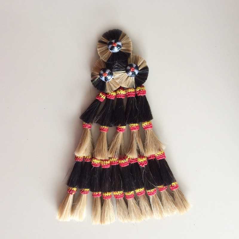 Conjuntos de cerdas bicolores organizadas com elásticos coloridos