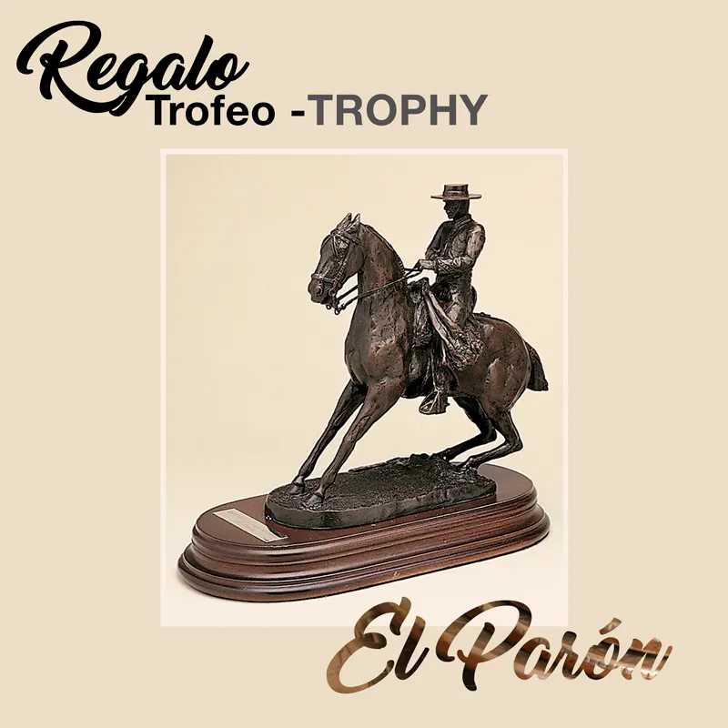 Troféu de cavaleiro a cavalo com base de madeira