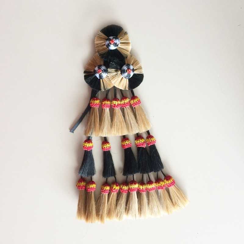 Penteado artesanal em cerdas naturais preto e bege com decoração vermelha e amarela