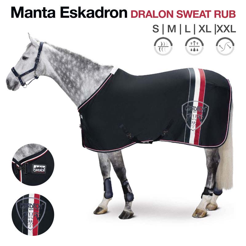 Cavalo cinzento com manta preta Eskadron com detalhes vermelhos e brancos.