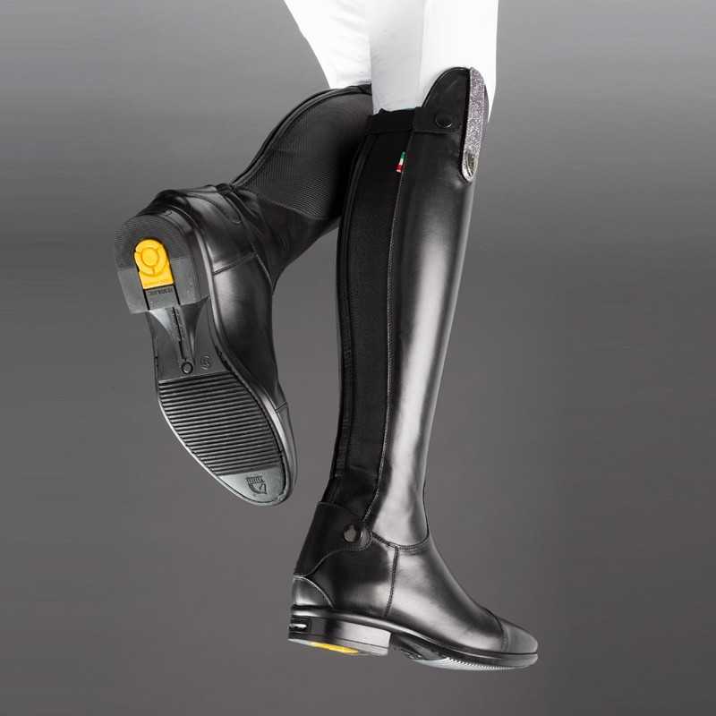 Botas pretas de couro para equitação com sola antiderrapante e detalhe colorido na lateral