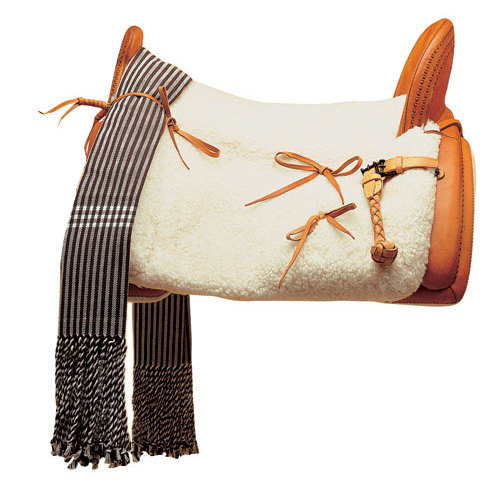 Sela de equitação com pelúcia branca e detalhes castanhos, com manta listrada preta e branca