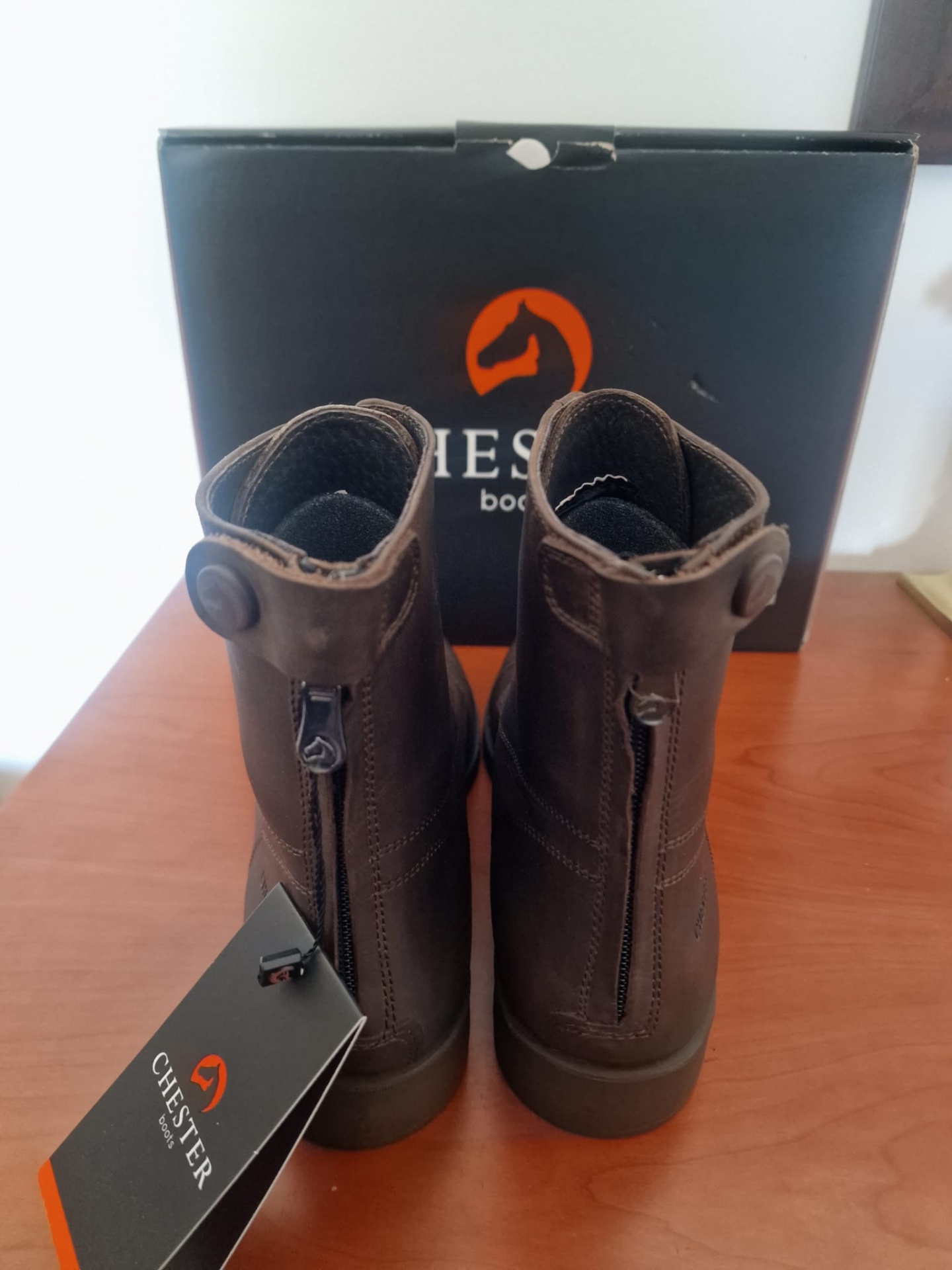 Botas Chester castanhas em pele com fecho atrás e caixa preta com logótipo