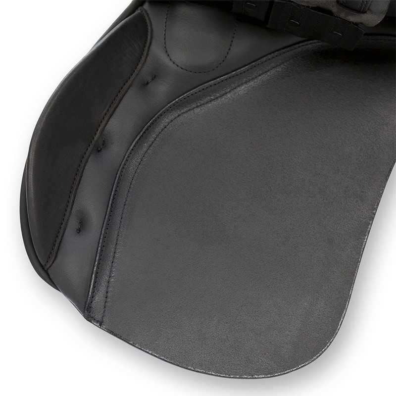 Sela de cavalo de couro preto com detalhes de costura