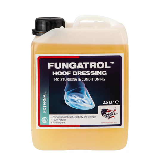 Embalagem plástica translúcida com líquido amarelo e rótulo preto do produto Fungatrol Hoof Dressing