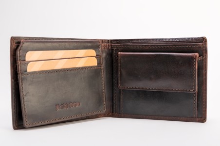 Carteira masculina em couro castanho escuro aberta com cartões visíveis.