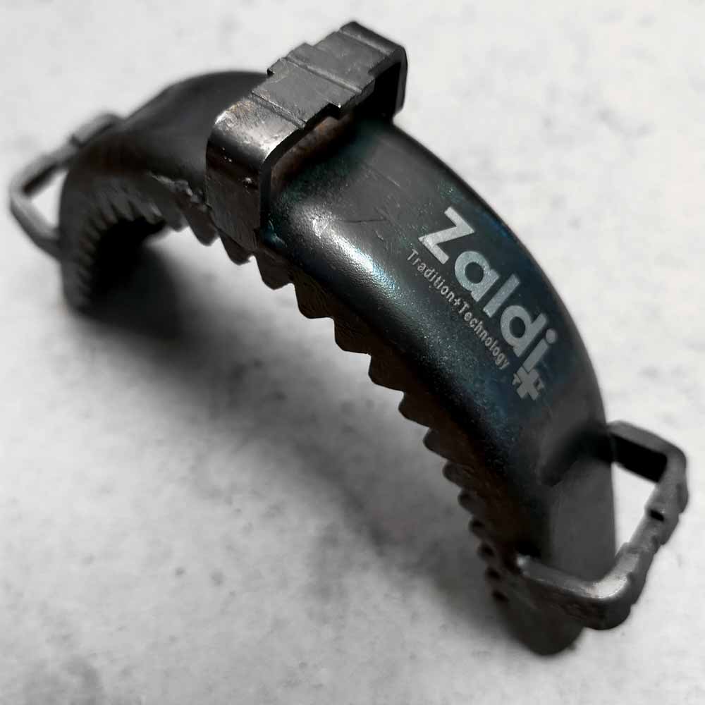 Prendedor de cabelo preto com texto Zaldi