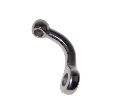 Peça metálica cromada curvada com orifícios circulares em fundo branco