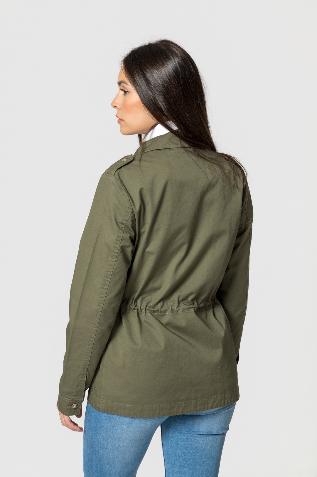 Casaco verde militar feminino com fecho na cintura e botões, visto de costas