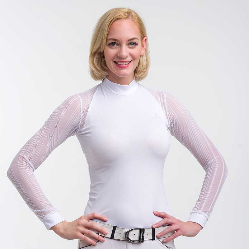 Mulher com camisa branca de corpo justo e mangas transparentes listradas