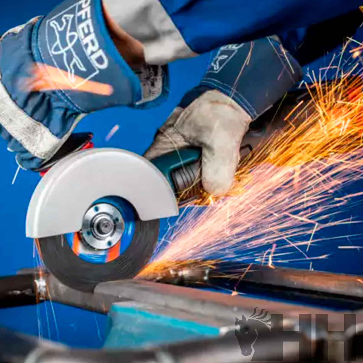 Pessoa a usar esmerilhadora elétrica a cortar metal com faíscas e luvas PFERD