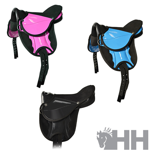 Três selas de cavalo preto com detalhes em rosa, azul e totalmente preta