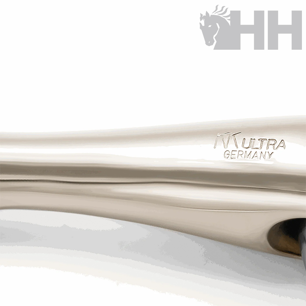 Objeto metálico prateado com gravação ULTRA GERMANY