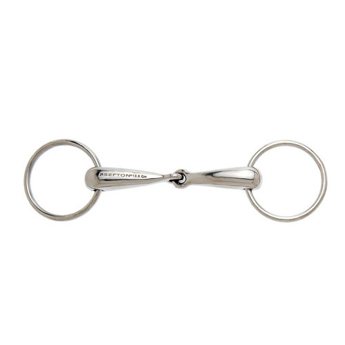 Freio de cavalo metálico prateado com argolas e peça articulada