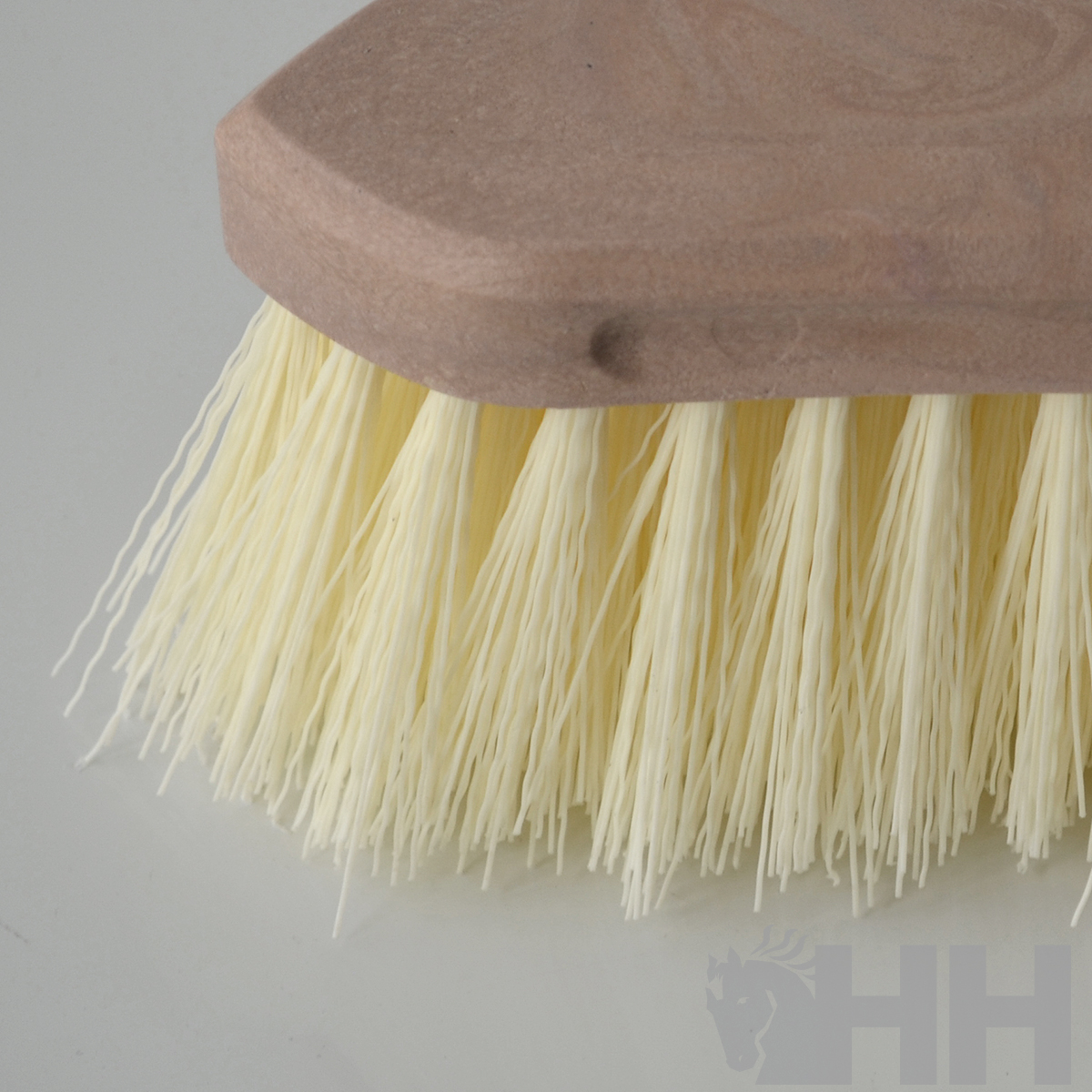 Escova de limpeza com cabo de madeira e cerdas creme