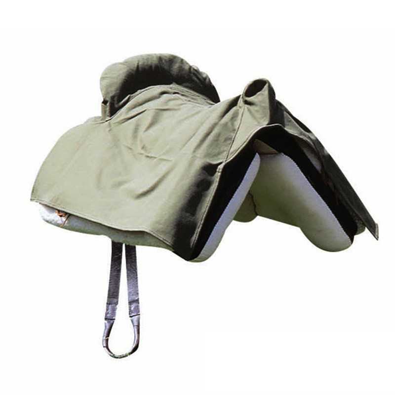 Selim de cavalo com capa verde e almofadado branco e preto