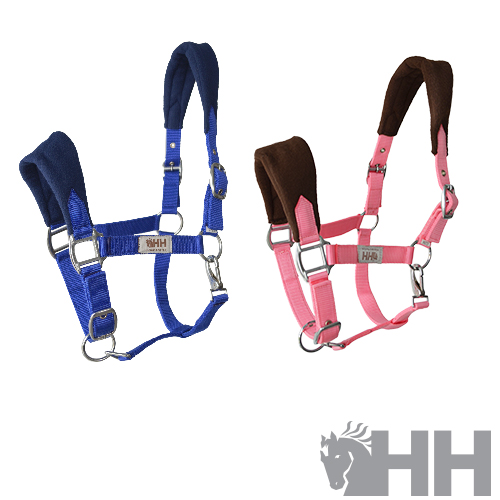 Duas cabeçadas para animais azul e rosa com almofadas acolchoadas e fivelas metálicas