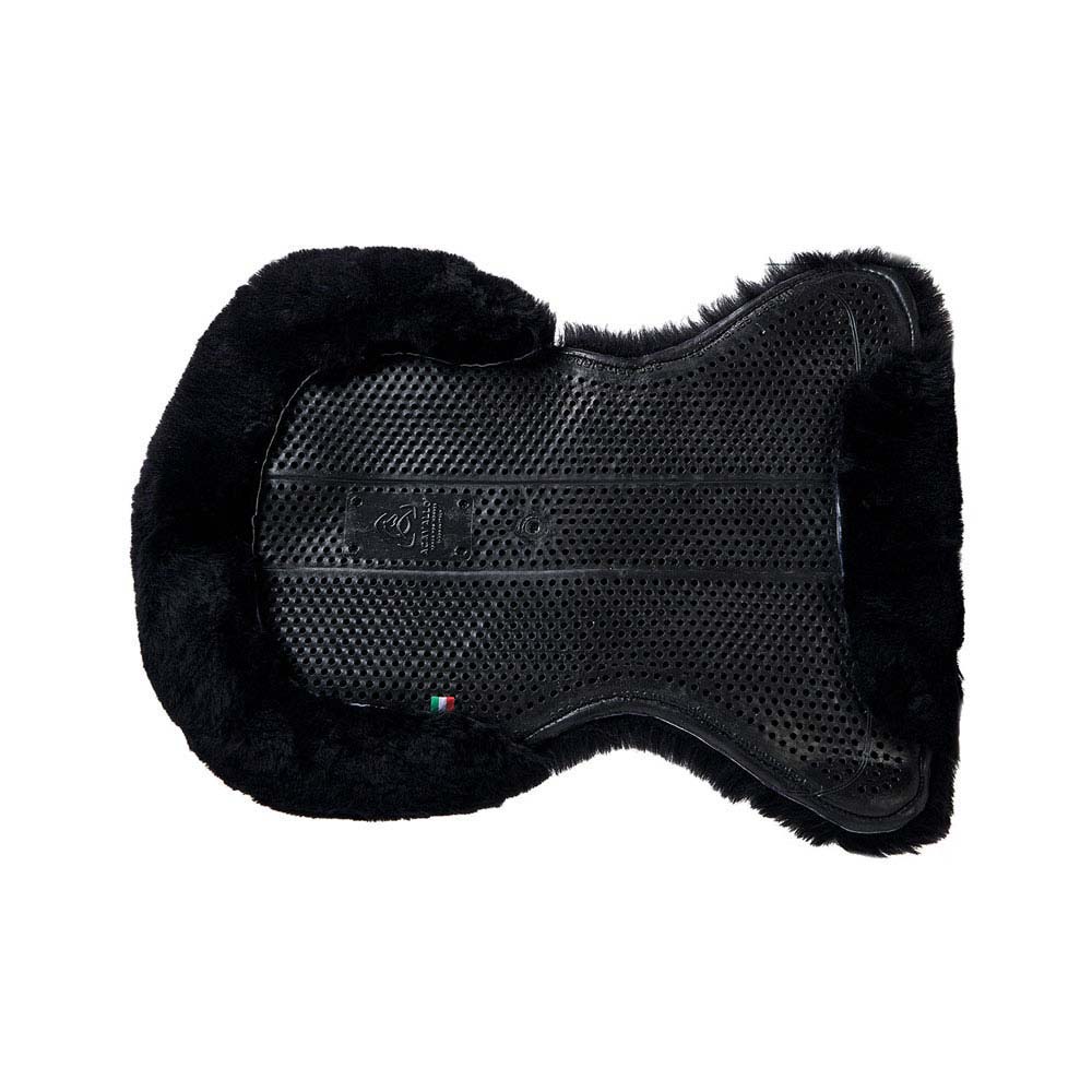 Tapete para sela de cavalo preto com textura perfurada e bordas de pêlo sintético.