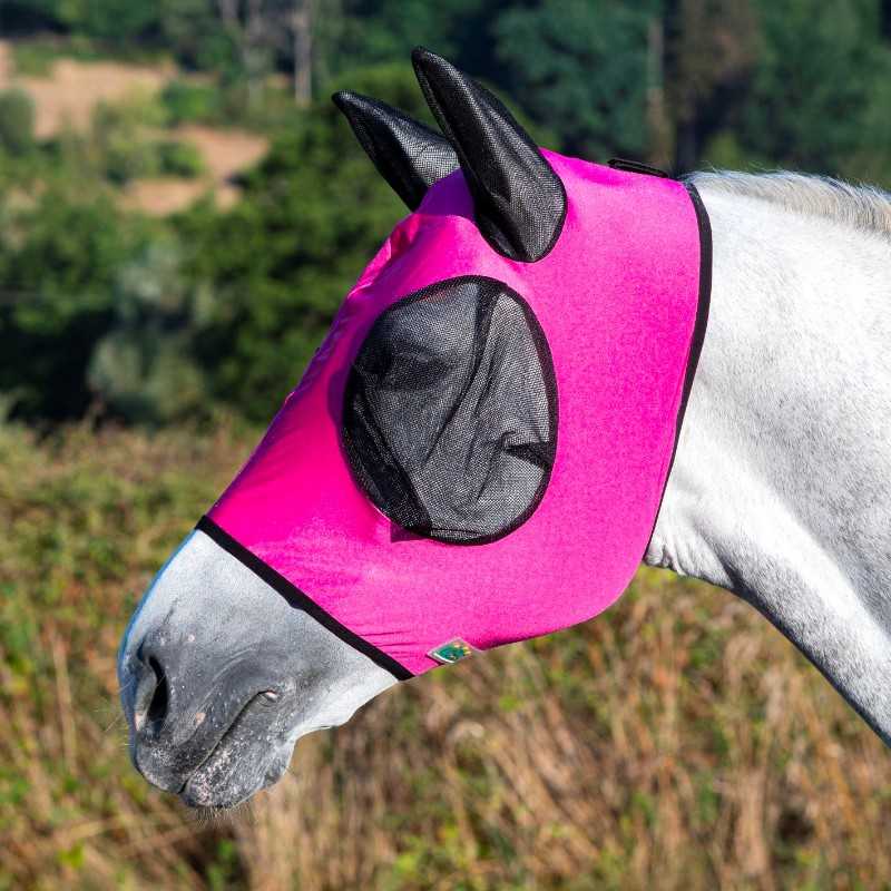Máscara cor de rosa para cavalo com proteções negras, em cavalo cinzento, em ambiente natural
