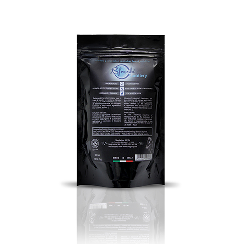 embalagem preta fosca com texto branco e fecho zip de produto Refresh Jewellery, fundo branco refletivo