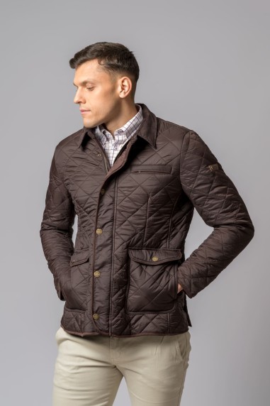 Casaco acolchoado castanho masculino e camisa quadriculada branca