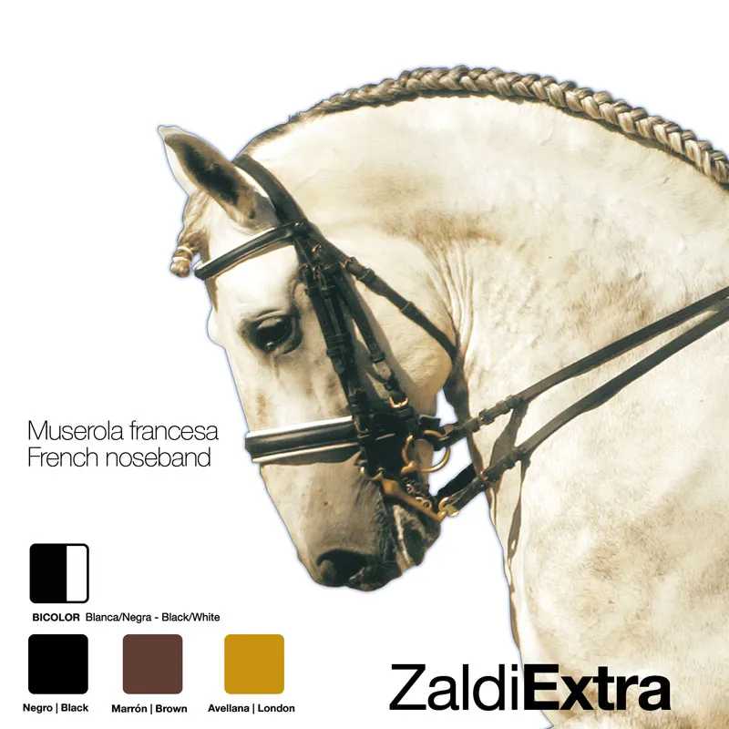 Cabeça de cavalo branco com cabeçada preta com muserola francesa, texto de cores e marca ZaldiExtra.