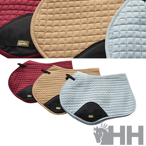 Mantas acolchoadas para cavalo em vermelho, bege e azul claro com detalhes pretos e etiqueta Carlis