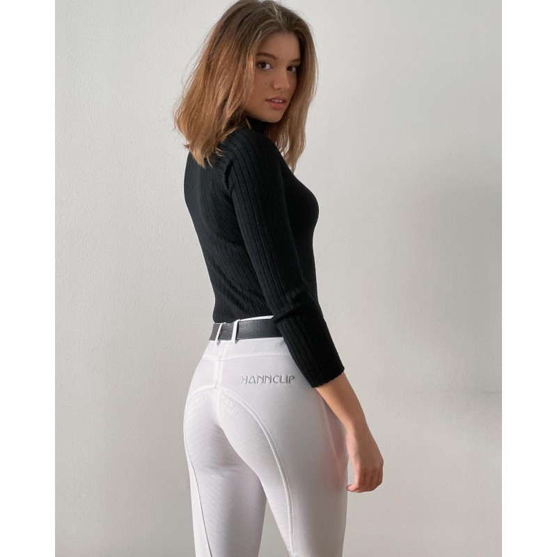 Mulher com camisola preta e calças brancas justas com texto 'JOINTCLIP'