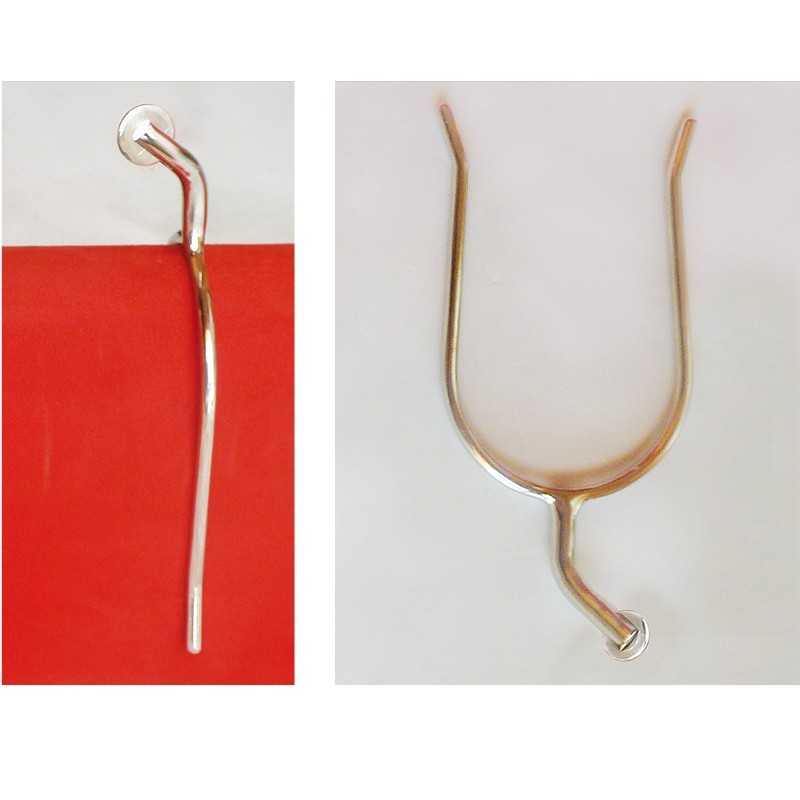 Dois suportes metálicos curvos prateados sobre fundos vermelho e branco