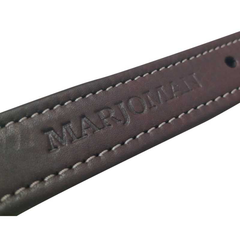 Tira de couro castanha escura com costura branca e a palavra MARJOITAN