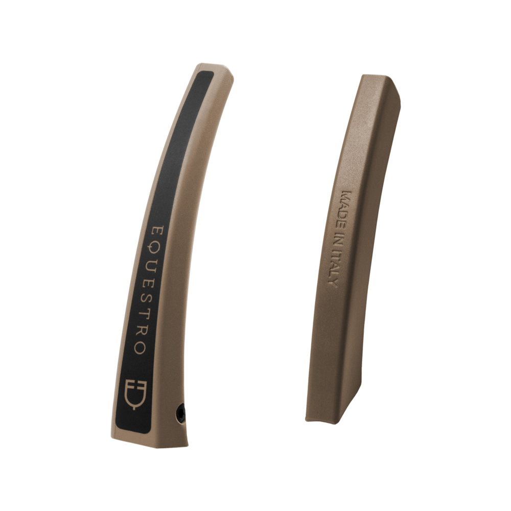 Par de peças de plástico bege com detalhes pretos e texto 'EQUESTRO' e 'MADE IN ITALY'