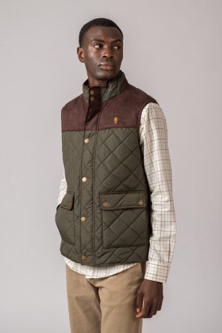 Colete acolchoado castanho verde com camisa xadrez e calças bege