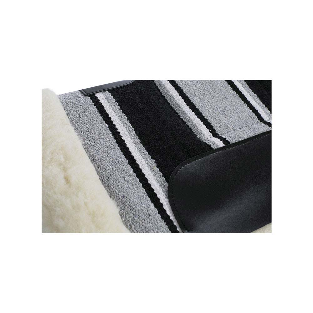 Pad de sela com padrão de riscas cinza, preto e branco com reforço em couro negro e interior de pelo branco