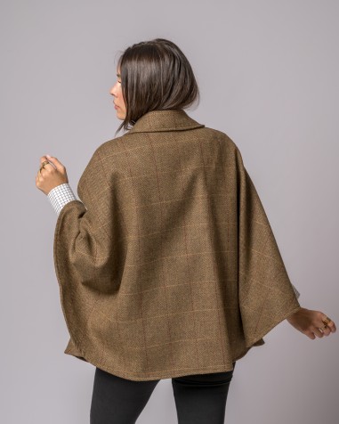 Casaco castanho xadrez curto visto de costas