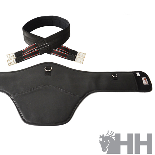 Conjunto de proteção e cinta elástica preta para cavalo com fivela metálica.