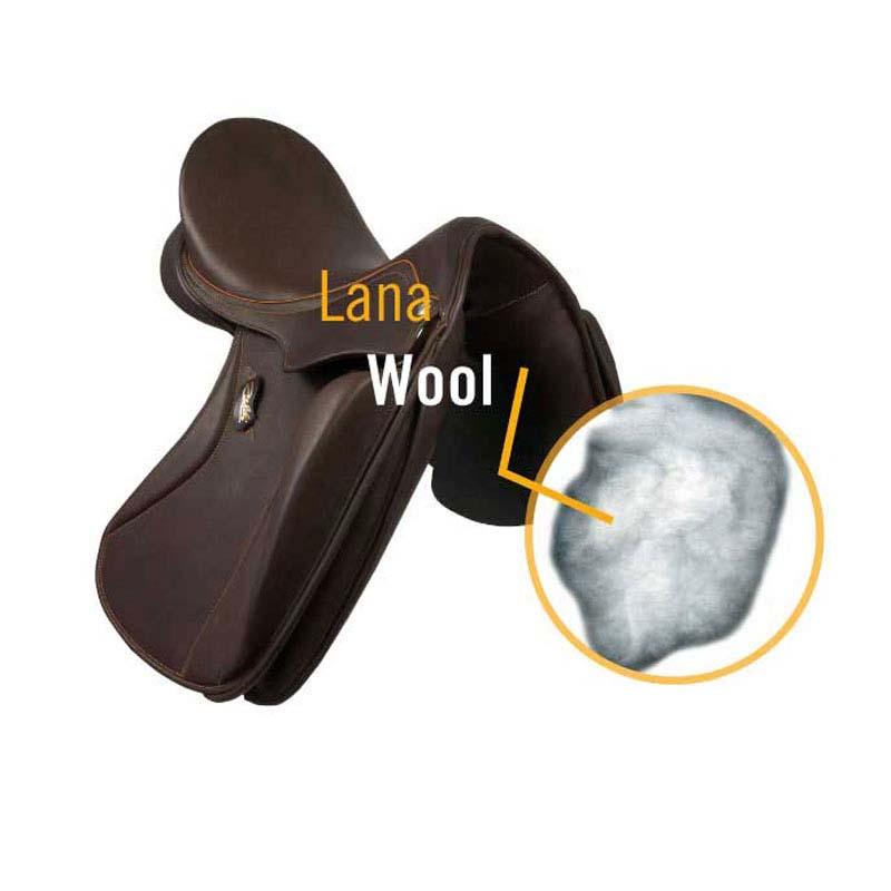 Sela de equitação castanha de couro com indicação de lã no preenchimento.