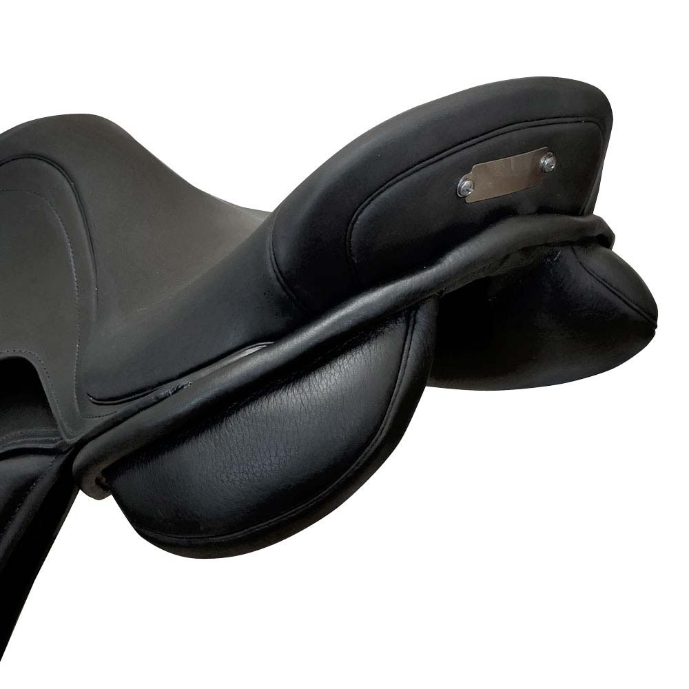 Sela de cavalo preta em couro com detalhes metálicos e acolchoados