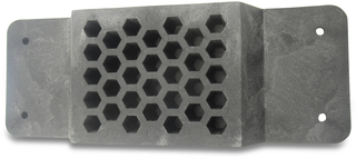 Proteção plástica cinzenta com padrão hexagonal e abas laterais.