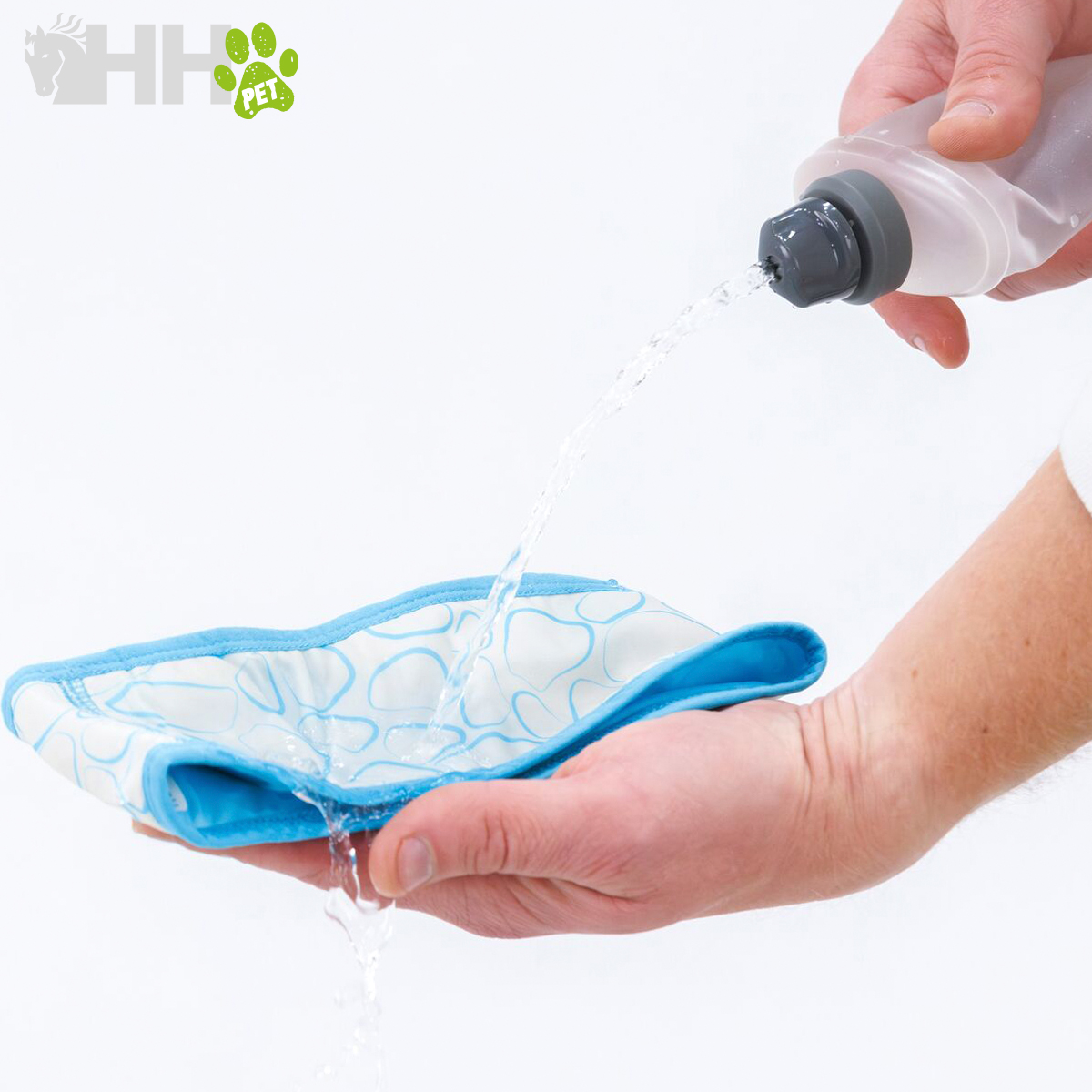 Mãos seguram pano azul e branco com água a ser despejada de uma garrafa