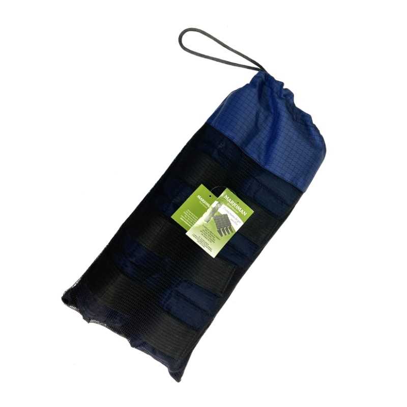 Saco de tecido azul e preto com alça e etiqueta verde