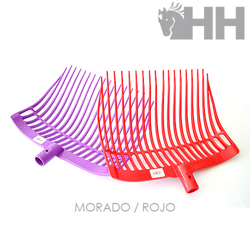 Dois ancinhos plásticos nas cores roxo e vermelho sobre fundo branco
