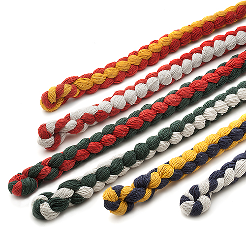 Cordões de algodão trançados com várias combinações de cores sobre fundo branco