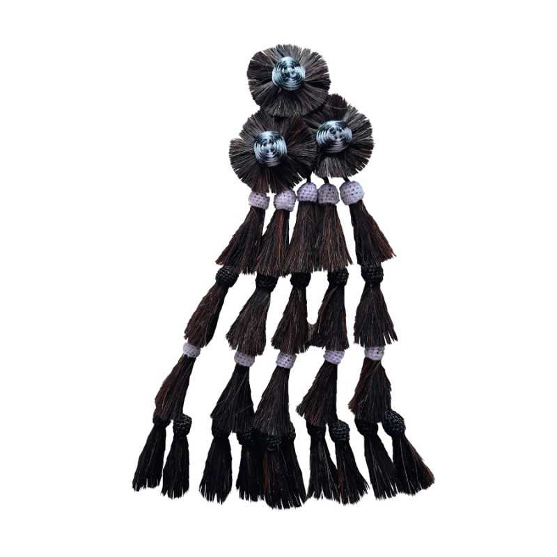 Cinco borlas pretas decorativas com laços brancos