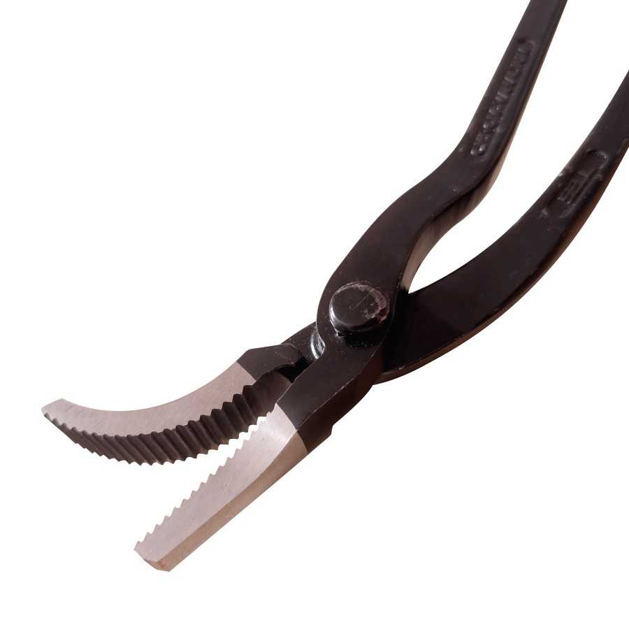 Alicate dentado de metal preto com mandíbulas curvas