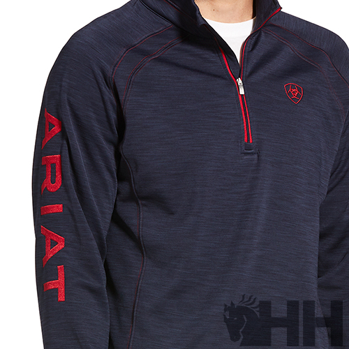 Camisola desportiva azul escura com fecho vermelho e bordados vermelhos