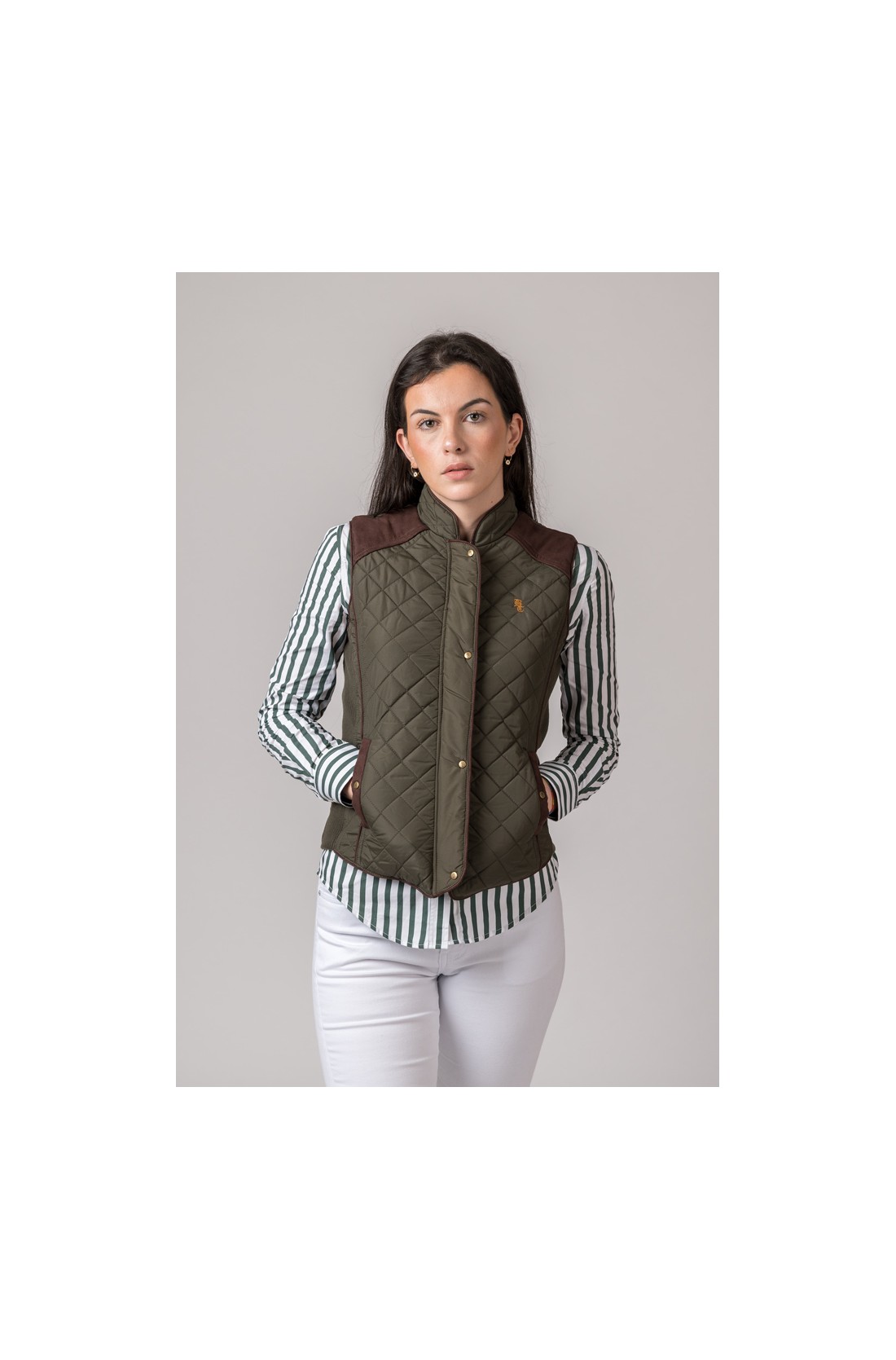 Colete acolchoado verde-oliva com botões dourados e camisa riscada