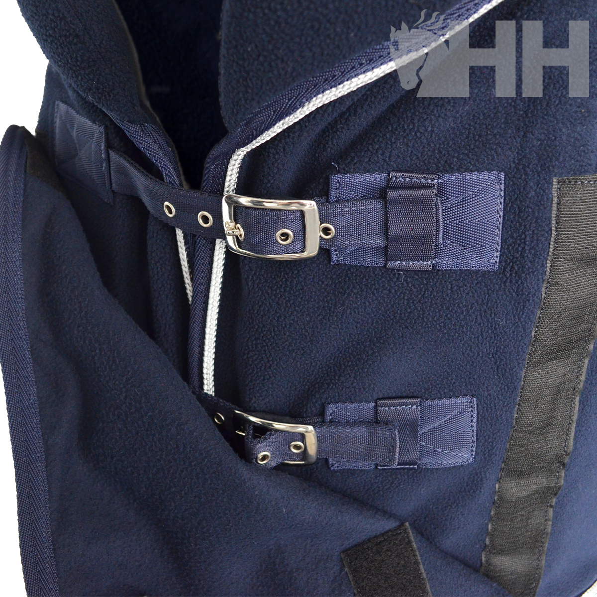 Casaco azul marinho com fechos metálicos e faixa preta