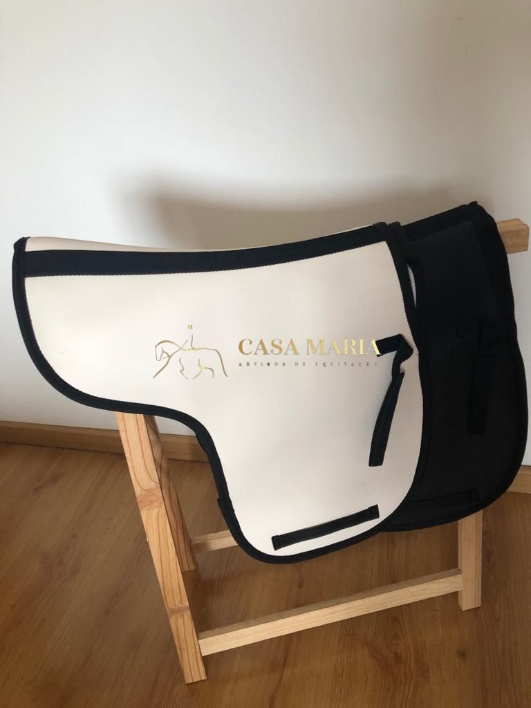 Dois mantos para cavalo, um branco com texto 